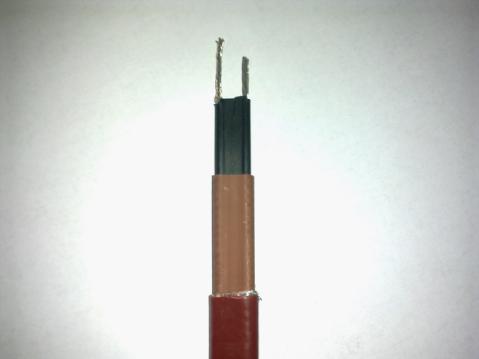 將伴熱帶的外護(hù)套及屏蔽層剝離，剝出母線