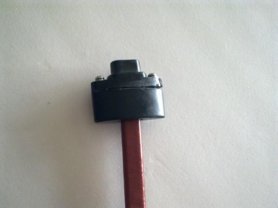 將處理好的尾部插入尾端內(nèi)（尾端處的兩根線芯切勿對(duì)接）